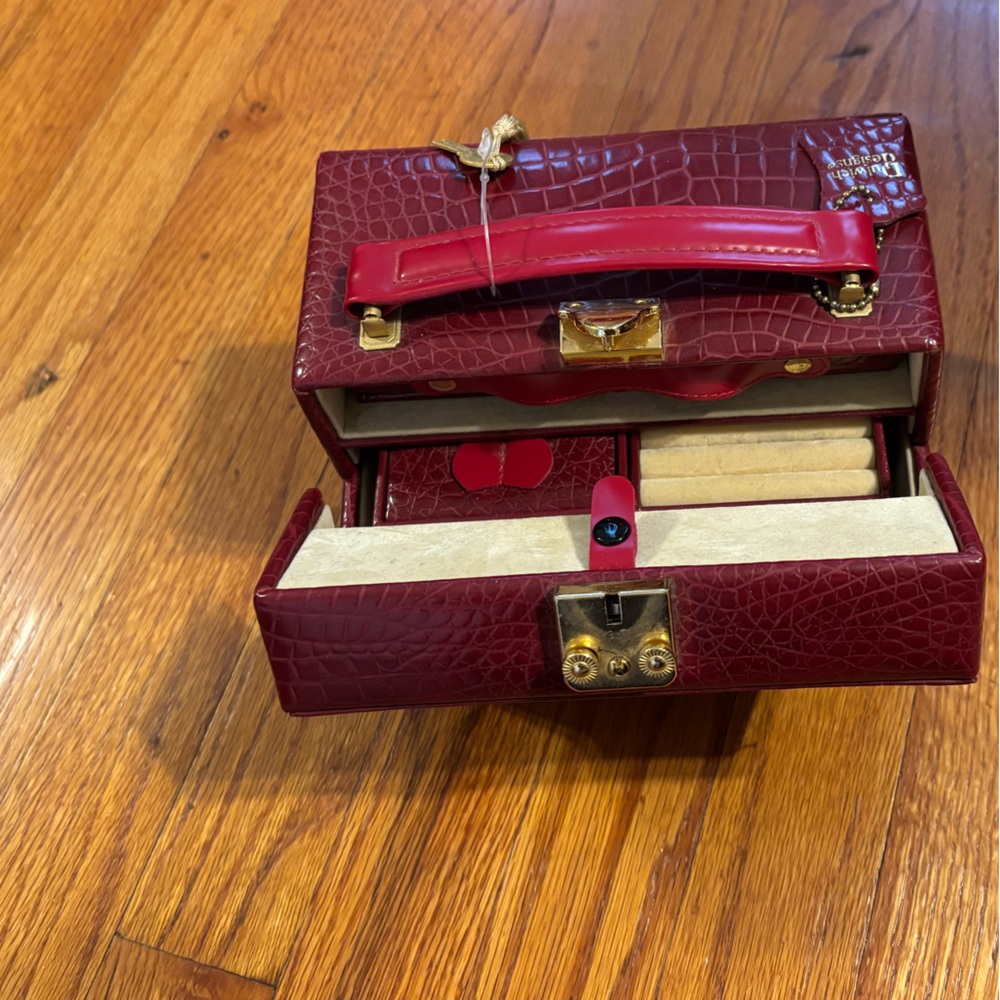Red/gold Crocodile Pattern Jewelry Box Dulwich designs vintage key attached